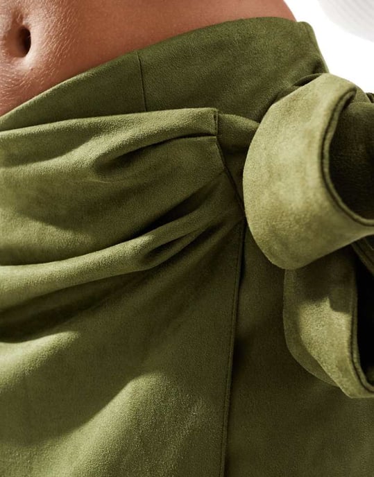 ASOS DESIGN omlottbanddetalj i imitationsmocka maxi kjol i khaki - Image 2