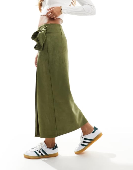 ASOS DESIGN omlottbanddetalj i imitationsmocka maxi kjol i khaki - Image 4