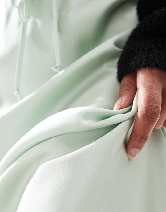ASOS DESIGN Petite maxikjol i satin med dragsko i mintgrön - Image 4