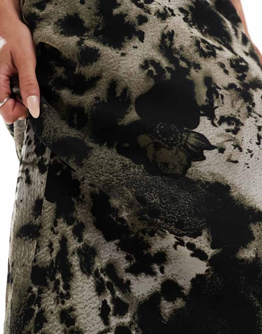 ASOS DESIGN chiffong maxikjol i en suddig abstrakt tryck - Image 3