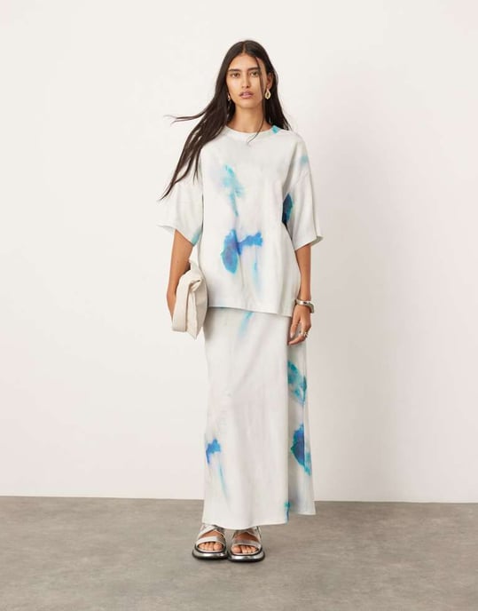 ASOS EDITION premium tungvikts texturerad jersey kolumn maxikjol i suddig tryck - Image 4