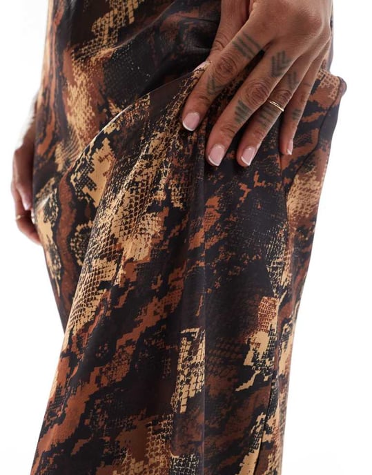ASOS DESIGN Tallsatin maxi kjol med snakerprint - Image 4