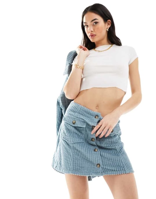 ASOS DESIGN jumbo kord knappgenomgångs mini kjol i blå - Image 2