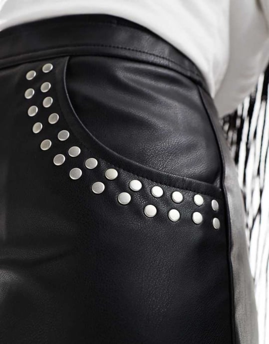 ASOS DESIGN mini kjol i läderlook med nitar i svart - Image 4
