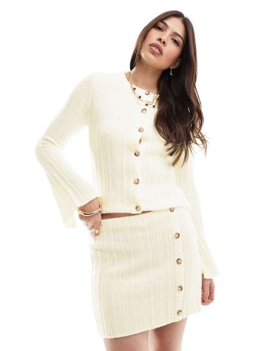 ASOS DESIGN virkade minikjol med knappöppning i krämfärg - Image 2