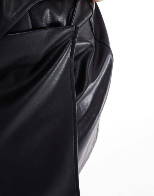 ASOS DESIGN Curve omslag fram knapp läderlook mini kjol i svart - Image 4