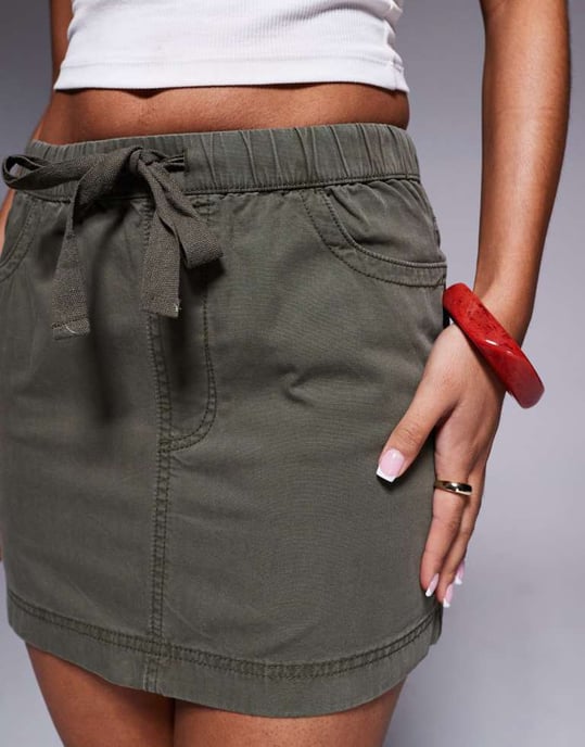 ASOS DESIGN cargominikjol i tvättad khaki - Image 4