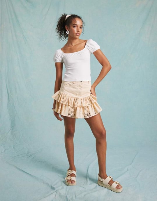 Miss Selfridge broderad hemkontrast denimminikjol i ecru - Image 1