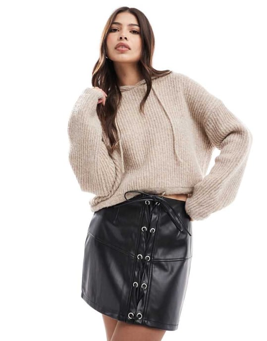 ASOS DESIGN mini kjol i läderlook med snörning fram i svart - Image 1
