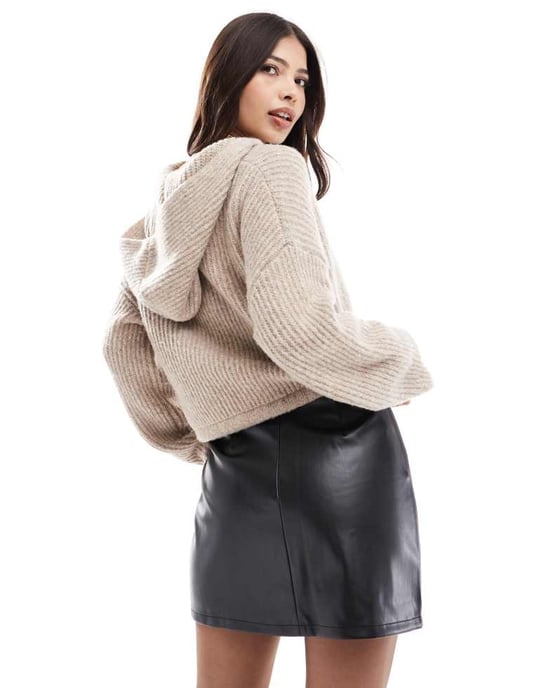 ASOS DESIGN mini kjol i läderlook med snörning fram i svart - Image 2