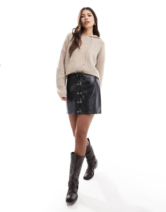 ASOS DESIGN mini kjol i läderlook med snörning fram i svart - Image 3