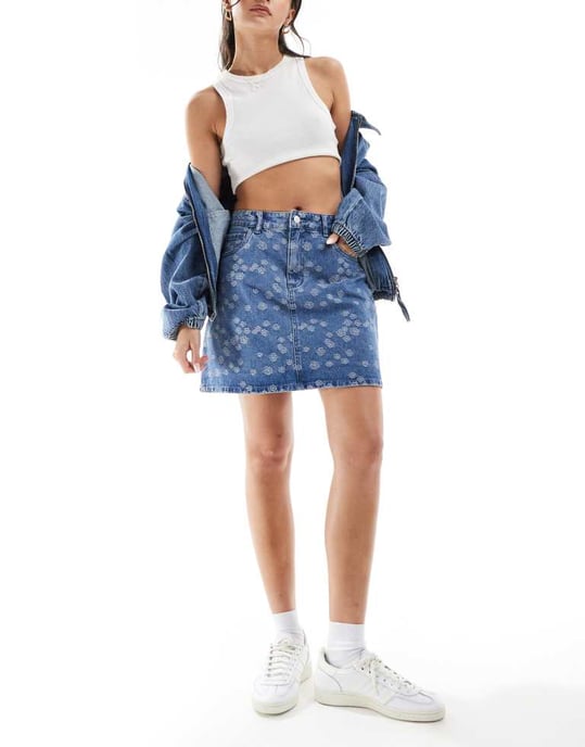 Vero Moda denim a-linjekjol i broderad blommönster - Image 3