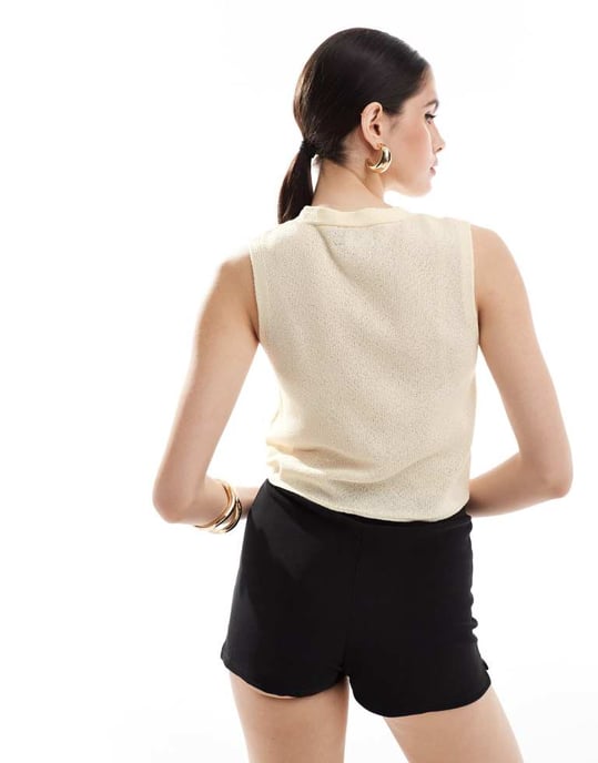 ASOS DESIGN asymmetrisk väst i bouclé-garn i krämfärg - Image 2