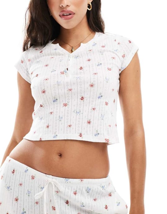 Kaiia exklusiv bomullsblandning mixa och matcha pointelle kortärmad knäppning pyjamasöverdel i krämfärgad blommönster - Image 1