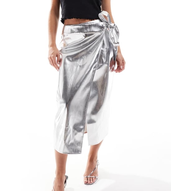 Never Fully Dressed Petite Jaspre PU midikjol i silver - Image 1