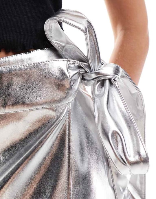 Never Fully Dressed Petite Jaspre PU midikjol i silver - Image 3