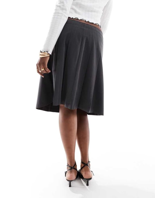 ASOS DESIGN Curve knälång skräddarsydd plisserad midikjol i grått - Image 3