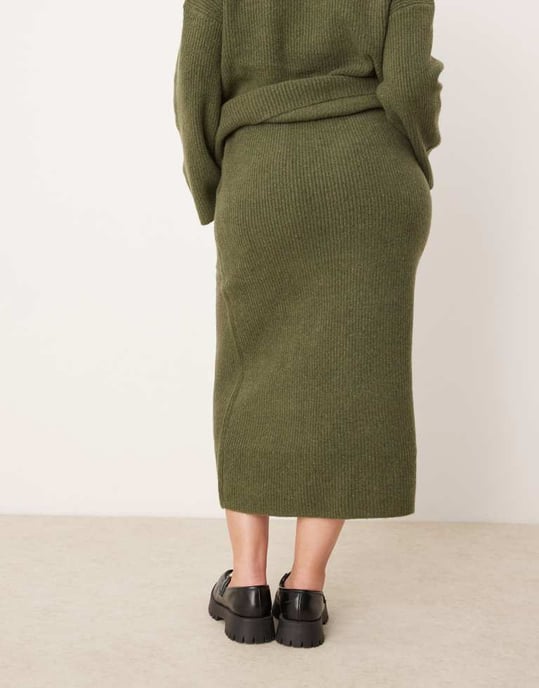 Vila Curve stickad midi kjolset i khaki - Image 4