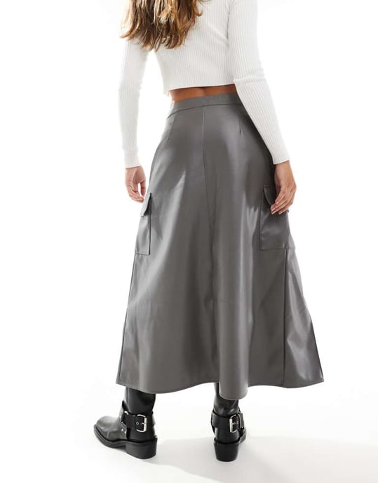 ASOS DESIGN fusk läder plånboksdetalj veckad midikjol i grå - Image 2
