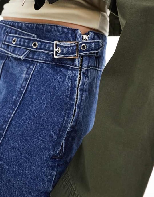 ASOS DESIGN denim veckad knälång kjol i mellanblått - Image 3