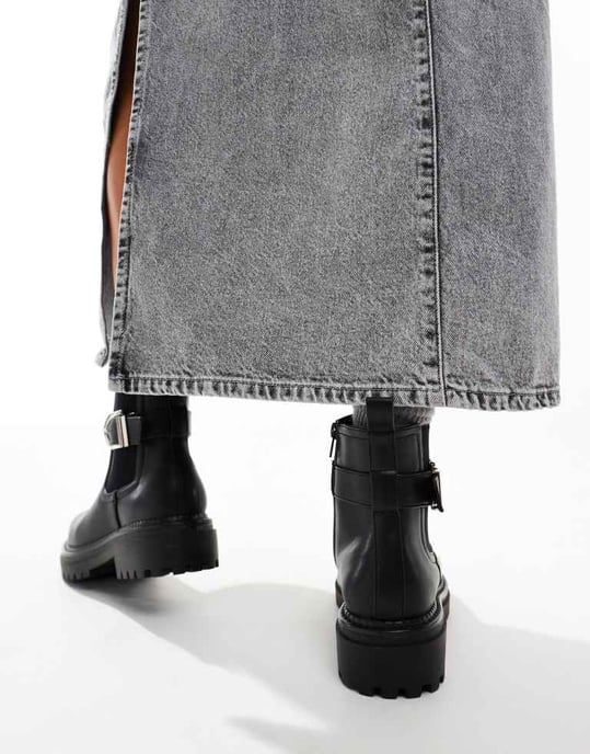 schuh Amari chunky ank stövlar med spänne i svart - Image 2