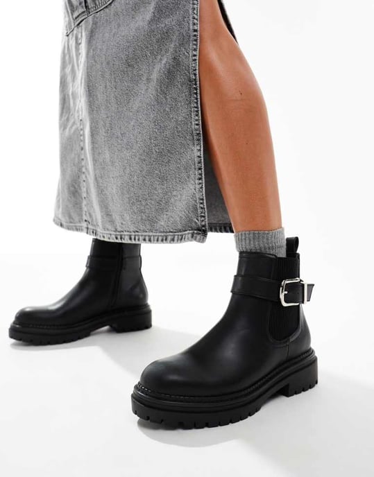 schuh Amari chunky ank stövlar med spänne i svart - Image 3