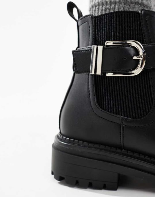 schuh Amari chunky ank stövlar med spänne i svart - Image 4