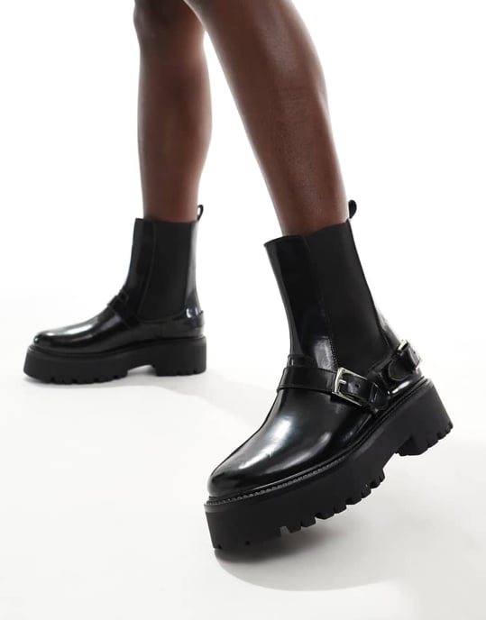 schuh Ariah chunky spännbuckla ankelskor i svart läder - Image 4