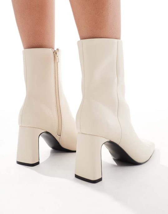 ASOS DESIGN Bred Passform Reach set bakåt midja klack stövlar i off-white - Image 3