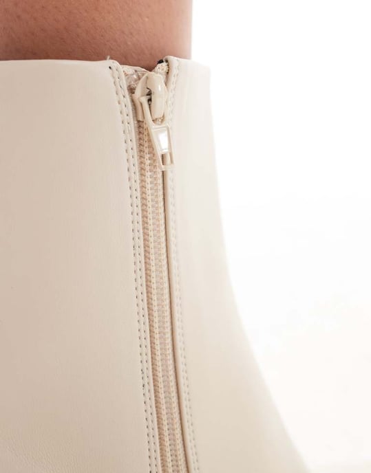 ASOS DESIGN Bred Passform Reach set bakåt midja klack stövlar i off-white - Image 4