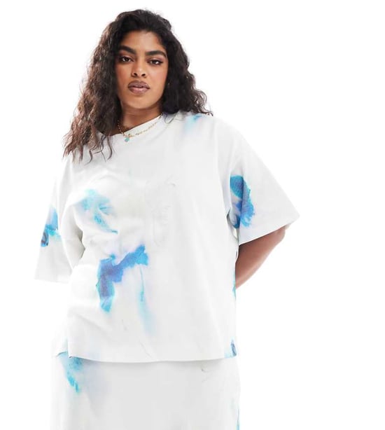 ASOS EDITION Curve premium tyngre texturerad jersey t-shirt i suddig mönster - Image 1