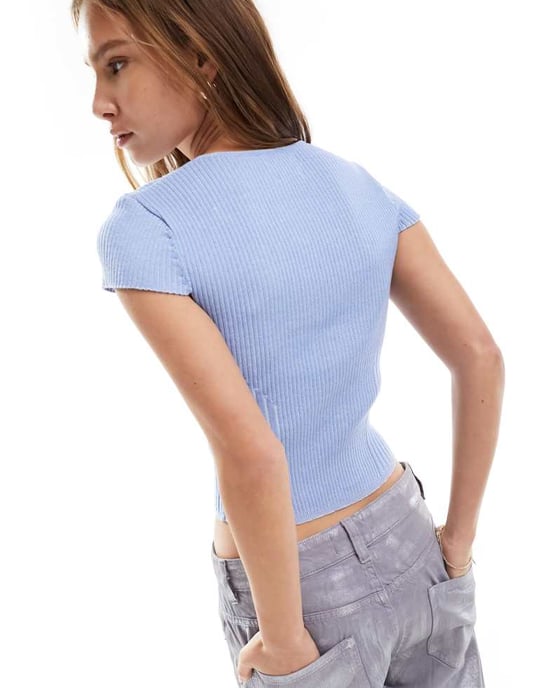 ASOS DESIGN stickad plisséad baby t-shirt med kontrasterande kant i blått - Image 4