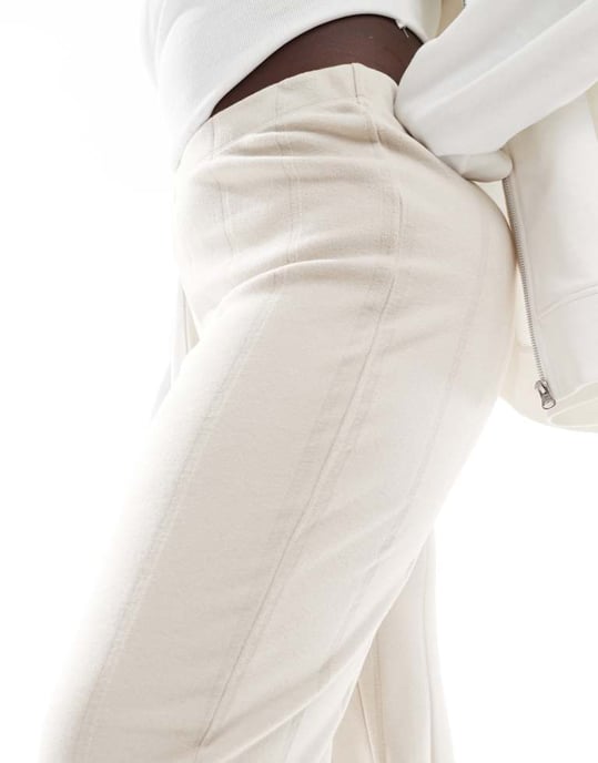 ASOS DESIGN Curve supersoft bred ribbad jogger i varm grädde - Image 2