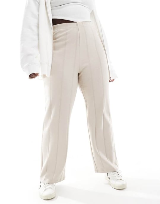 ASOS DESIGN Curve supersoft bred ribbad jogger i varm grädde - Image 4