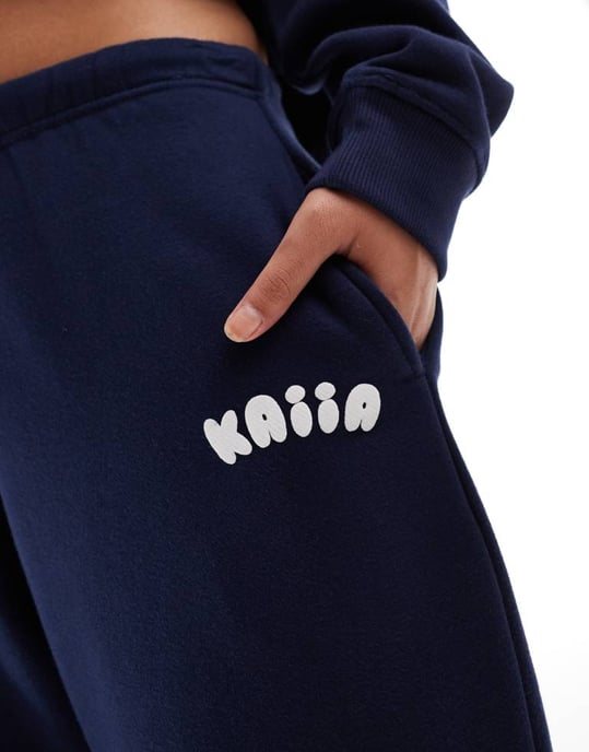 Kaiia bomullsblandning bubbello-logo muddade joggingsbyxor set i marinblå - Image 3