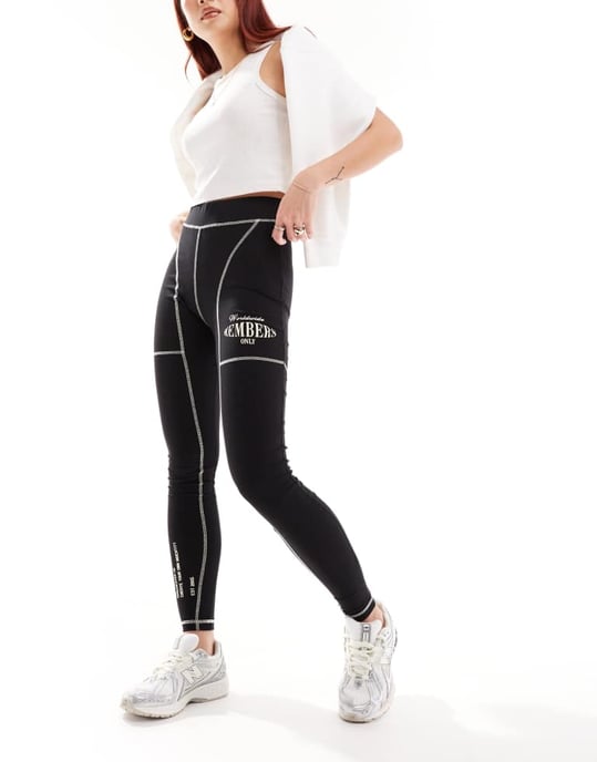 Couture Club oversized grafiska leggings med kontrastsöm i svart - Image 3