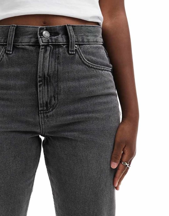 ASOS DESIGN grå jeans med medelhög midja och rak passform - Image 4