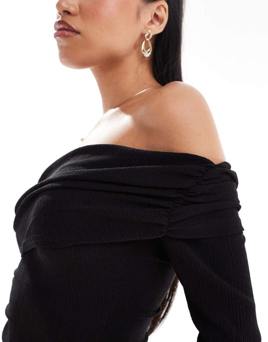 Kaiia exklusiv ribbad asymmetrisk off shoulder långärmad topp koord i svart - Image 3
