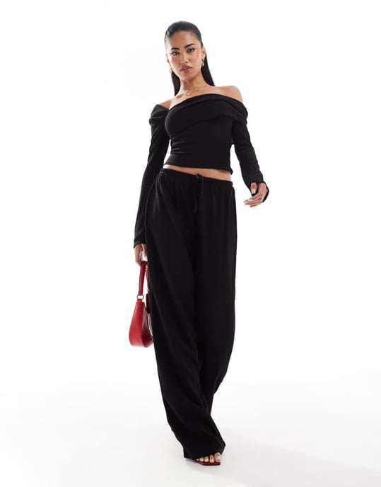 Kaiia exklusiv ribbad asymmetrisk off shoulder långärmad topp koord i svart - Image 4