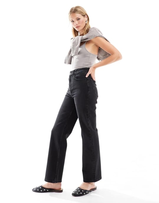 ASOS DESIGN medelhög avslappnad rak ankellång jeans i svart - Image 3