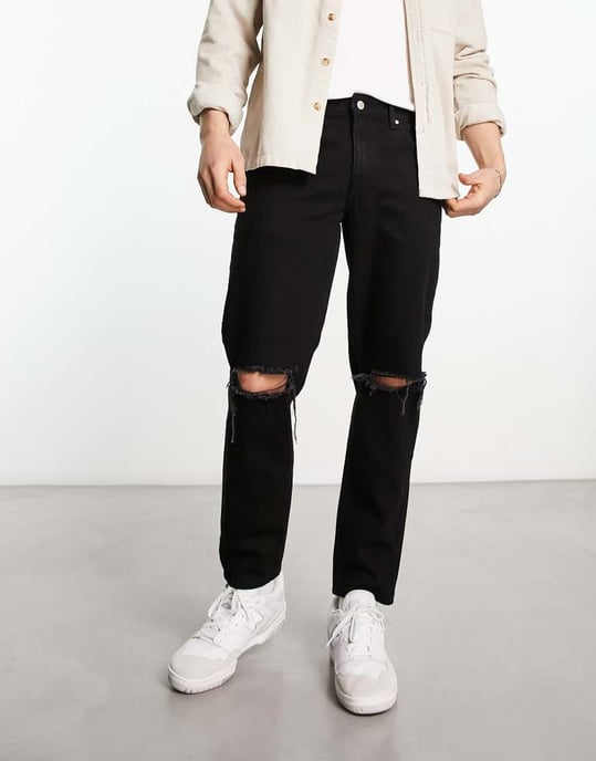 ASOS DESIGN tapered fit jeans i svart tvätt med knäsprickor - SVART - Image 4