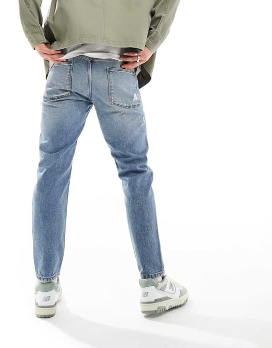 ASOS DESIGN tapered fit jeans med rippar i ljusblå tvätt - MBLUE - Image 3