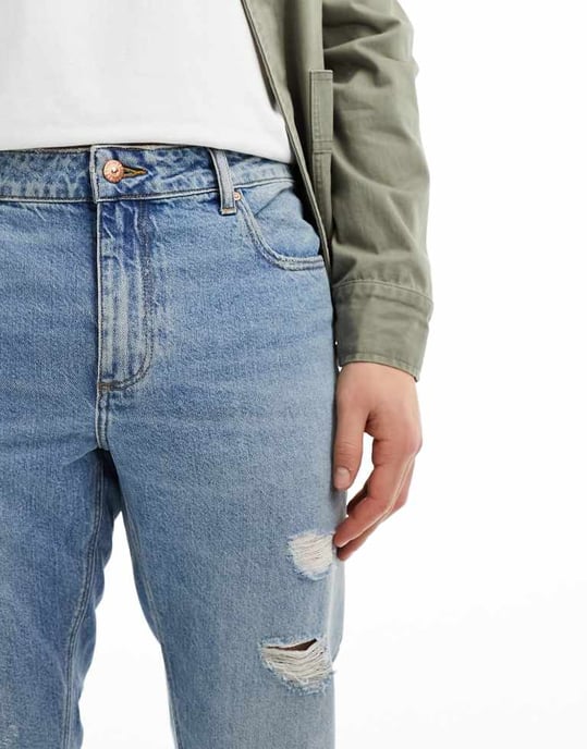ASOS DESIGN tapered fit jeans med rippar i ljusblå tvätt - MBLUE - Image 4