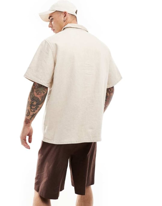 Weekday Dejan tungviktslinne kortärmad polo zip-skjorta i beige - Image 4