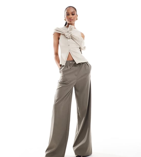 ASOS DESIGN Lång skuren byxa med knytmidja och vida ben samt veckdetalj i borstad khaki - Image 1