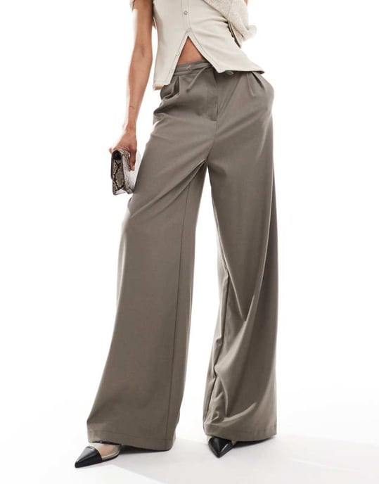 ASOS DESIGN Lång skuren byxa med knytmidja och vida ben samt veckdetalj i borstad khaki - Image 2