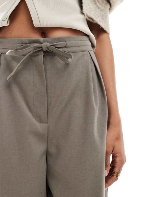 ASOS DESIGN Lång skuren byxa med knytmidja och vida ben samt veckdetalj i borstad khaki - Image 3