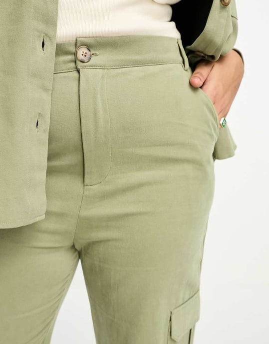 In The Style Plus x Gemma Atkinson utility cargo-byxor i khaki - Image 4