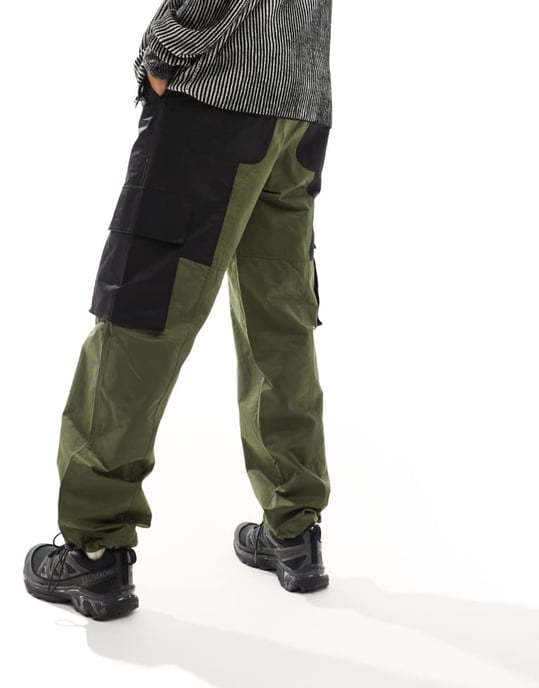 ASOS DESIGN baggy cargobyxa i khaki och svart med färgblockering och bälte i nylon - Image 2