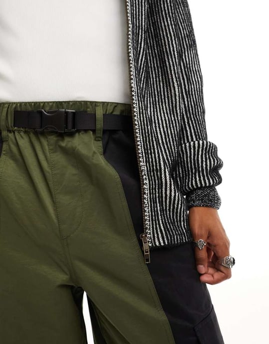 ASOS DESIGN baggy cargobyxa i khaki och svart med färgblockering och bälte i nylon - Image 3
